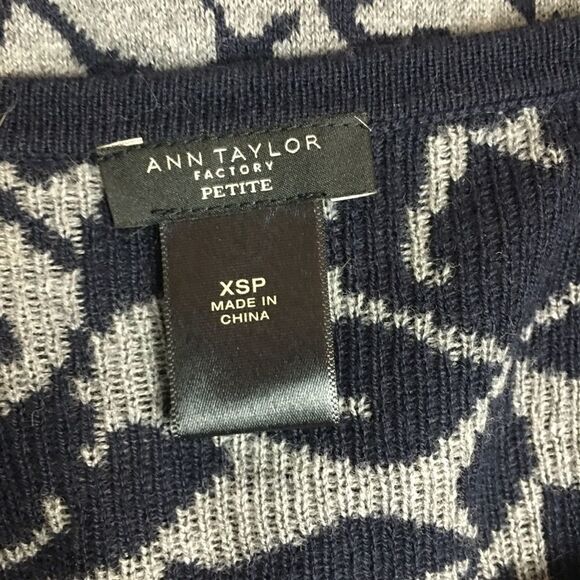 Ann Taylor Factory Petite Sweater Women’s Size XSP Gray Leaf Print - Picture 2 of 3